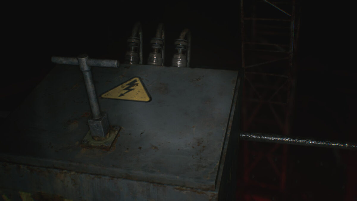 Eine Konsole, die mit einem Vierkantschlüssel geöffnet wird.