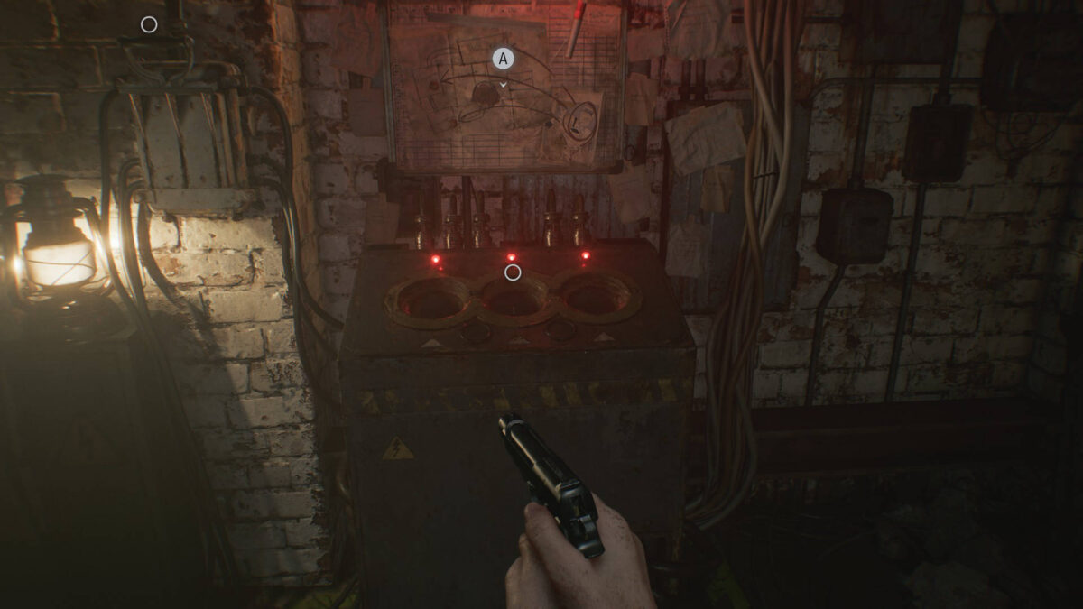 Eine Konsole mit drei freien Steckplätzen.