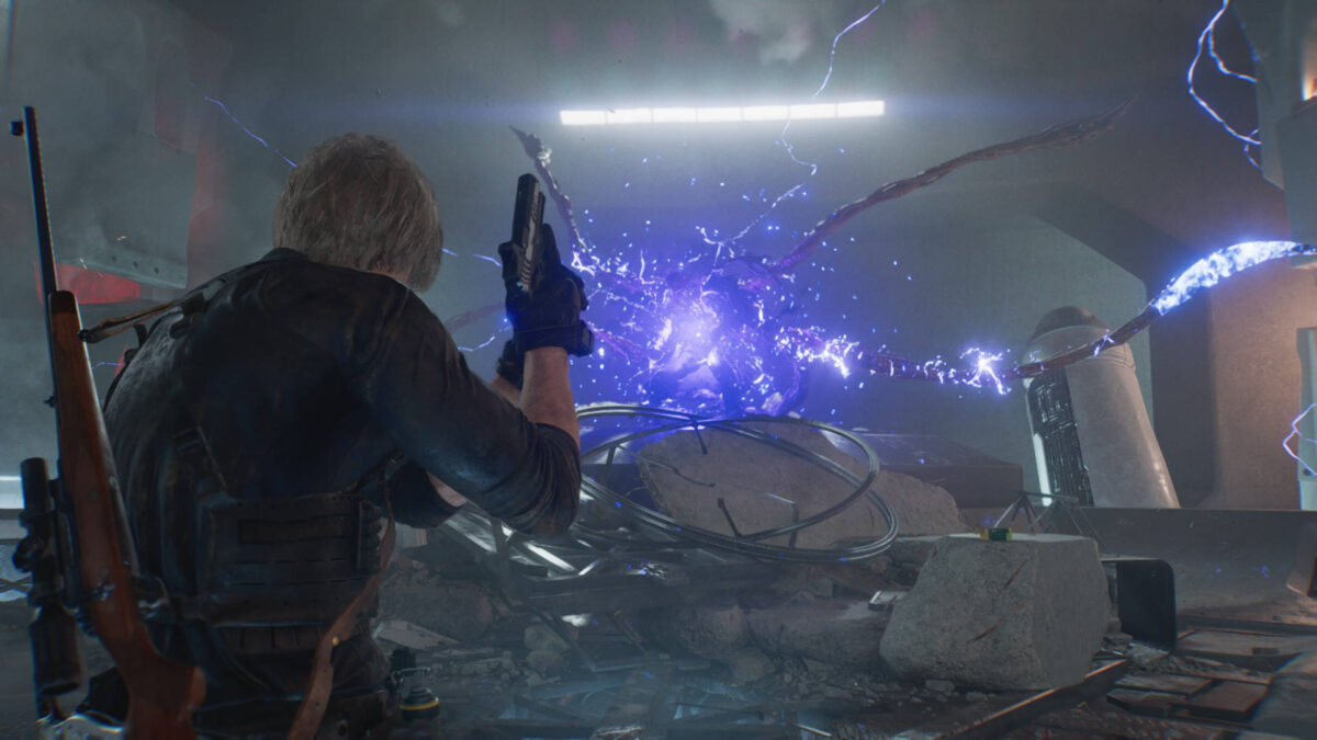 Victor Gideon im finalen Bosskampf von Energie umgeben, während Leon mit Waffe vor ihm steht.