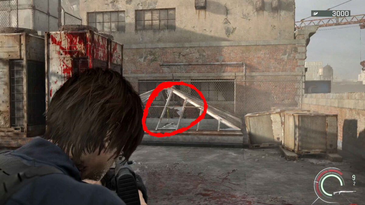 Leon schießt auf eine Kiste unter einer Glaskuppel.