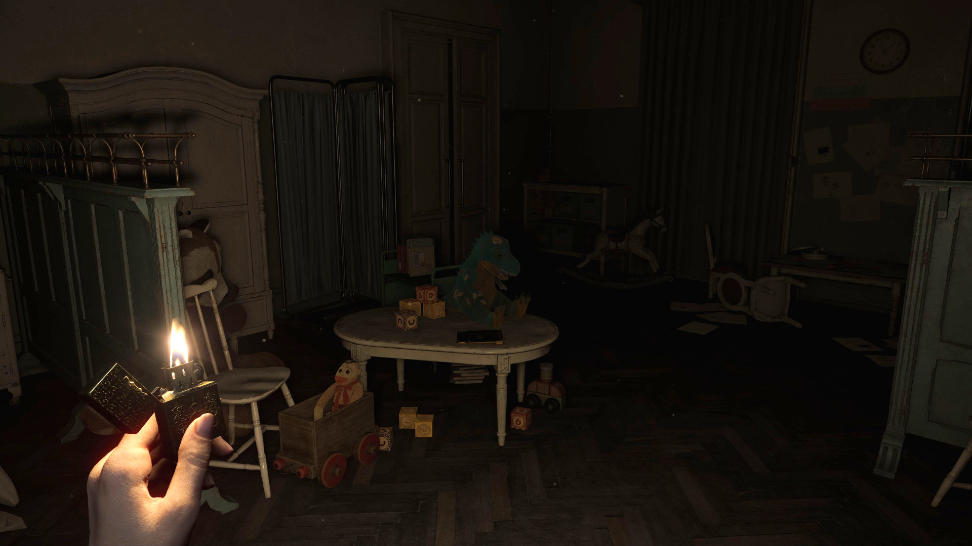 Düstere Egoperspektive in Resident Evil Requiem: Kinderzimmer mit Feuerzeug beleuchtet, unheimliche Atmosphäre und versteckte Hinweise.