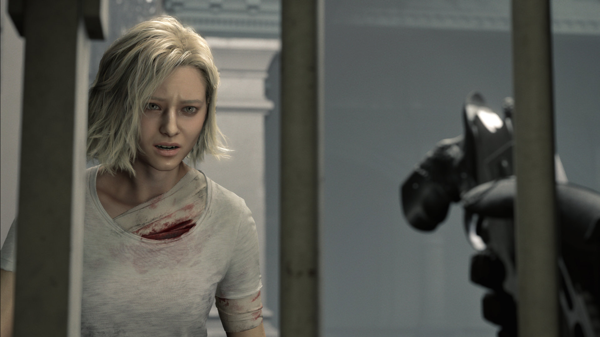 Grace Ashcroft verletzt hinter Gitterstäben in Resident Evil Requiem, blutiges Shirt und angespannte Fluchtszene im Labor.