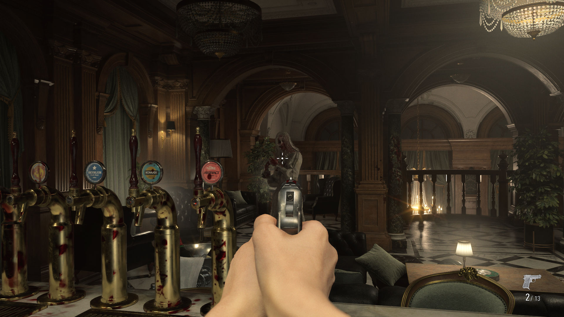 Resident Evil Requiem: Egoperspektive im prunkvollen Herrenhaus, Grace zielt mit Pistole auf Zombie zwischen Bar und Galerie, intensiver Kampf im Foyer.