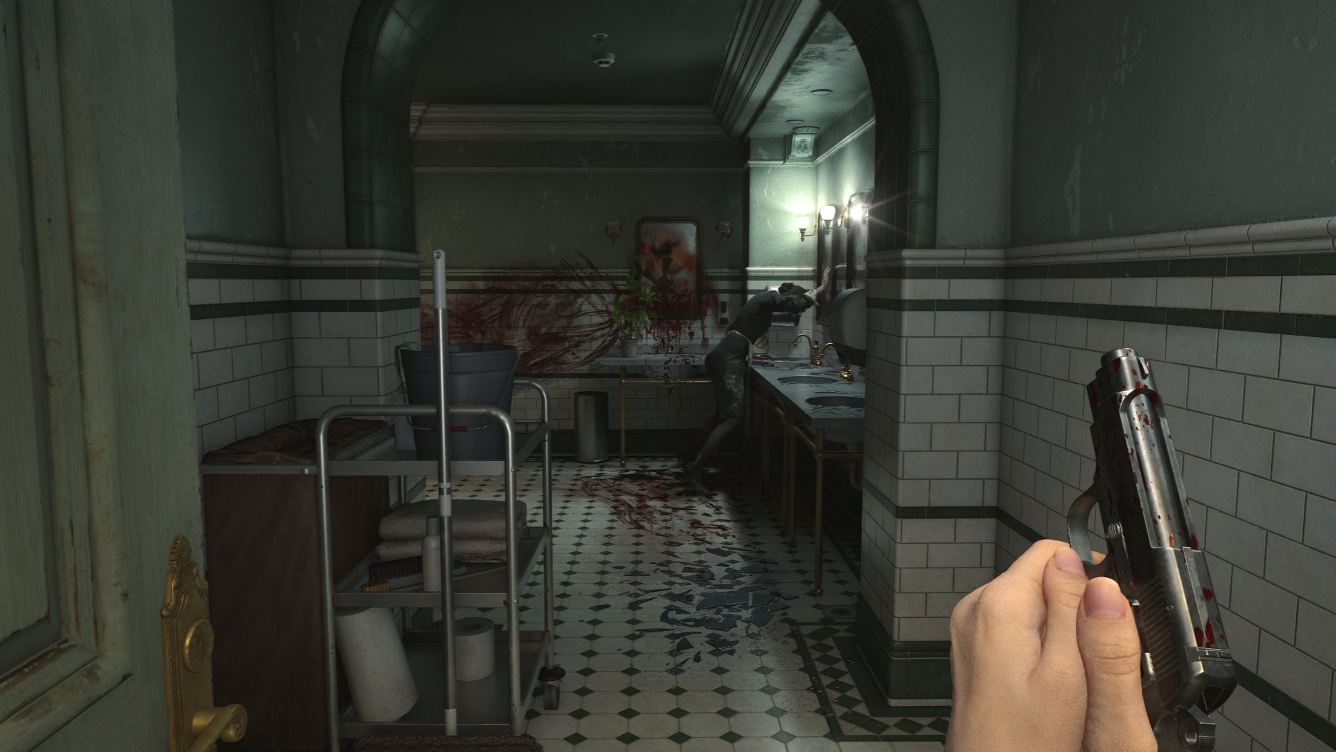 Resident Evil Requiem: Egoperspektive im blutverschmierten Badezimmer, Zombie am Waschbecken und Pistole im Anschlag in düsterer Horror-Szene.