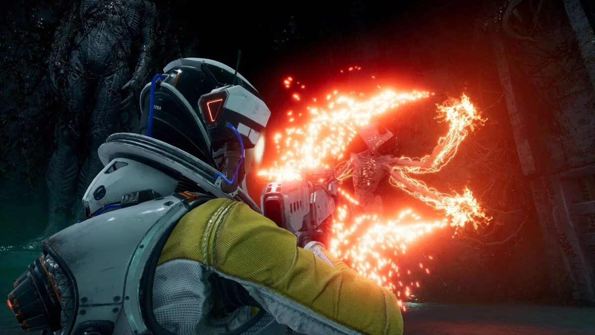 Astronautin Selene kämpft in Returnal gegen den Außerirdischen Boss Phrike.