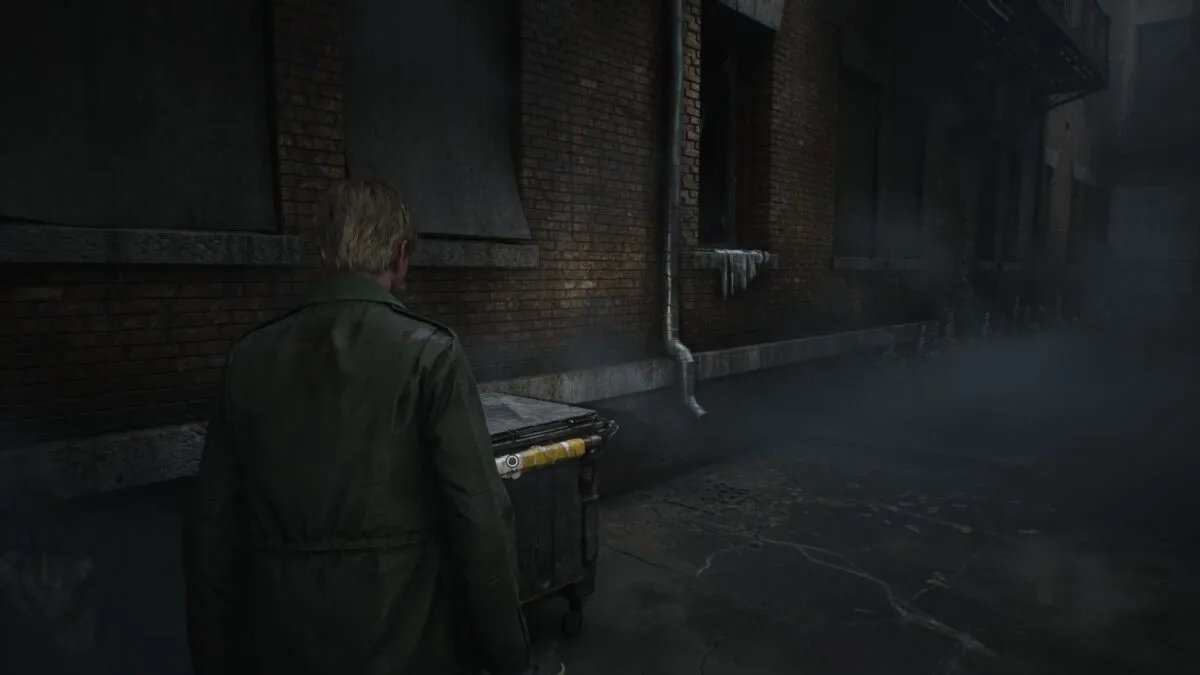 James steht vor einem Container im Innenhof der Woodside-Apartments in Silent Hill 2.