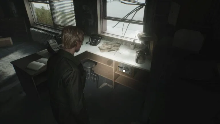 Jack blickt in Silent Hill 2 auf einen Safe in einem Motel-Büro.