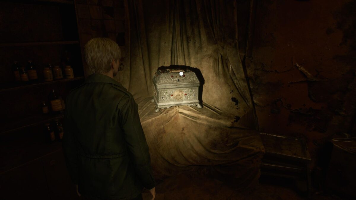 James steht vor der dekorativen Box in Silent Hill 2.