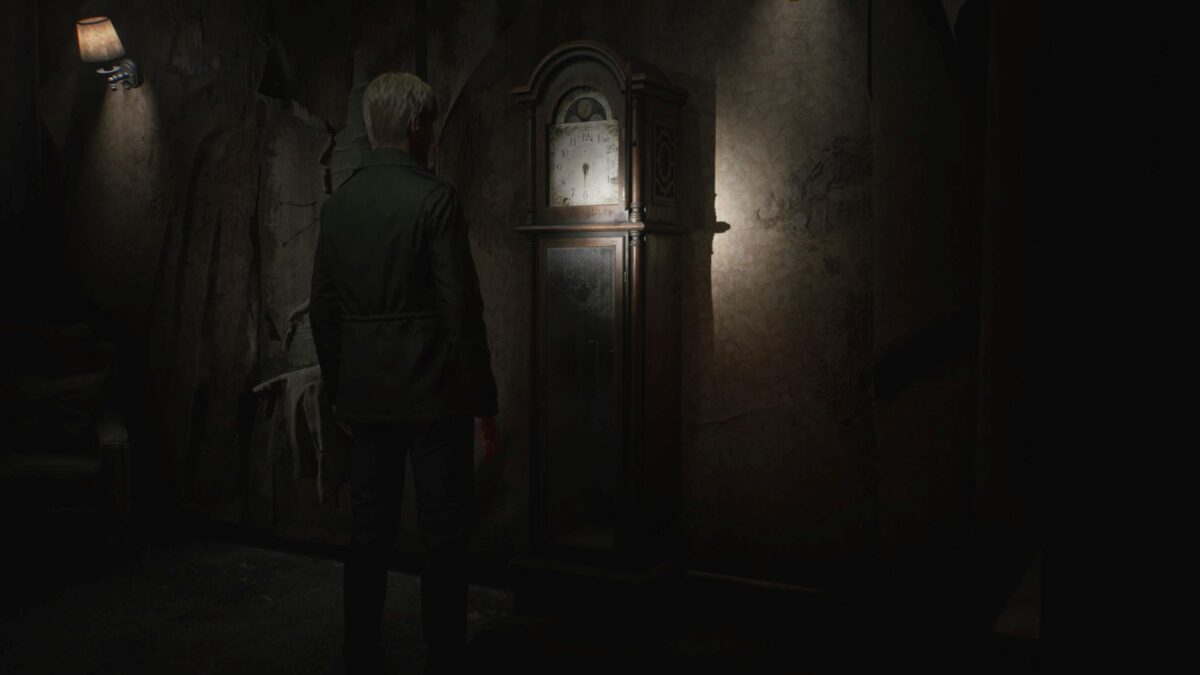 James steht in Silent Hill 2 vor einer alten Wanduhr.