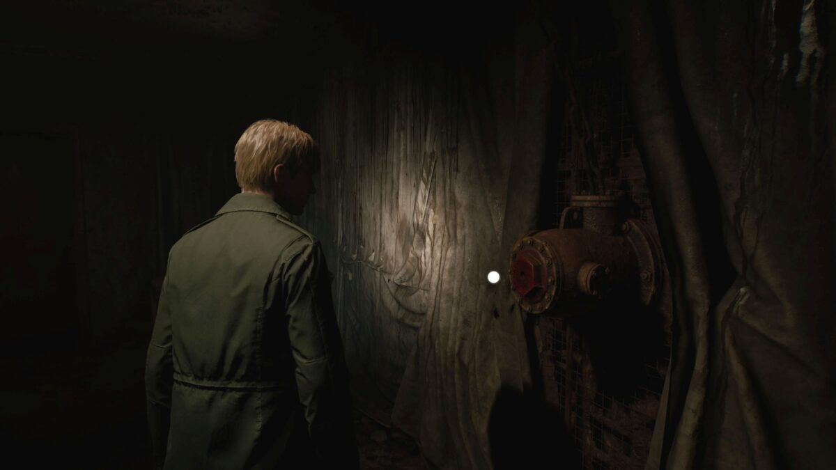 James steht in Silent Hill 2 vor einem Rohr, an dessen Ventil ein Rad fehlt.