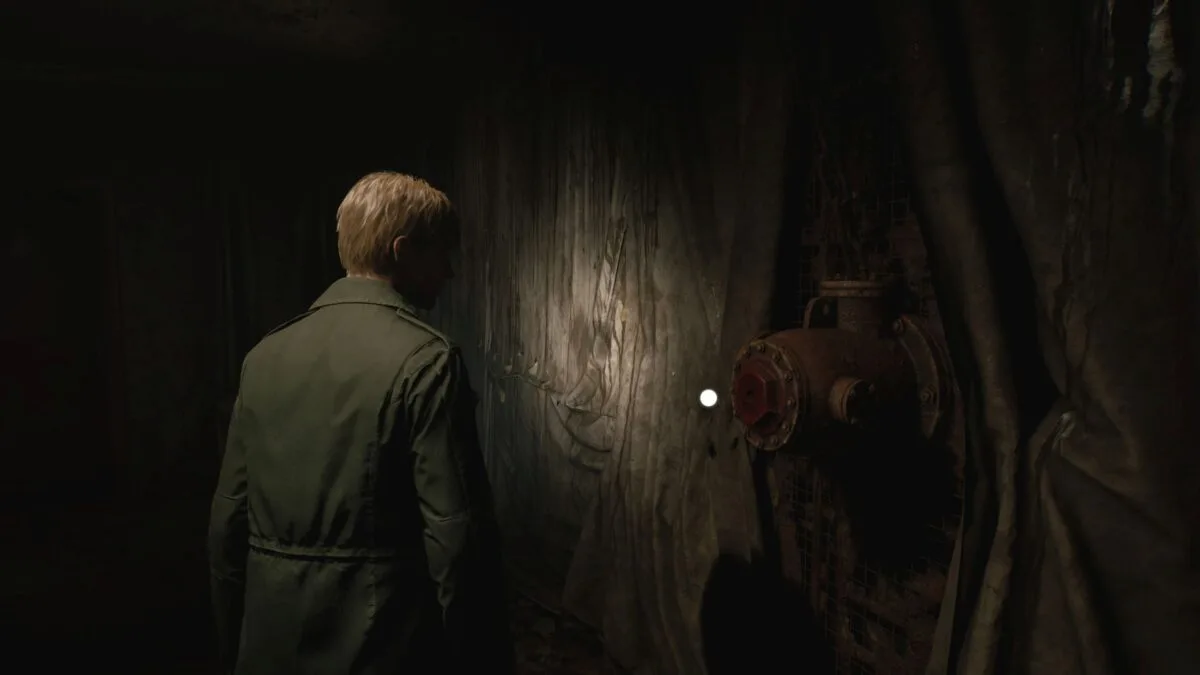 James steht in Silent Hill 2 vor einem Rohr, an dessen Ventil ein Rad fehlt.