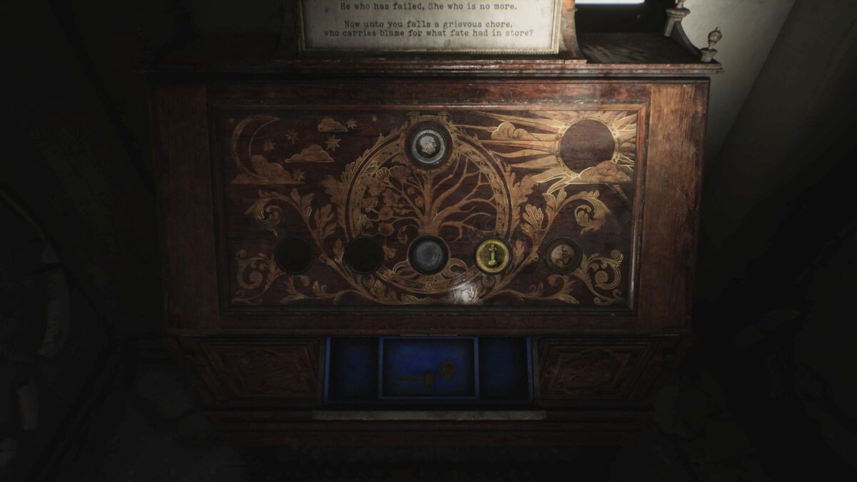 Ein alter Automat in Silent Hill 2 mit mehreren Fassungen, in die Münzen mit verschiedenen Bildern eingelegt sind.