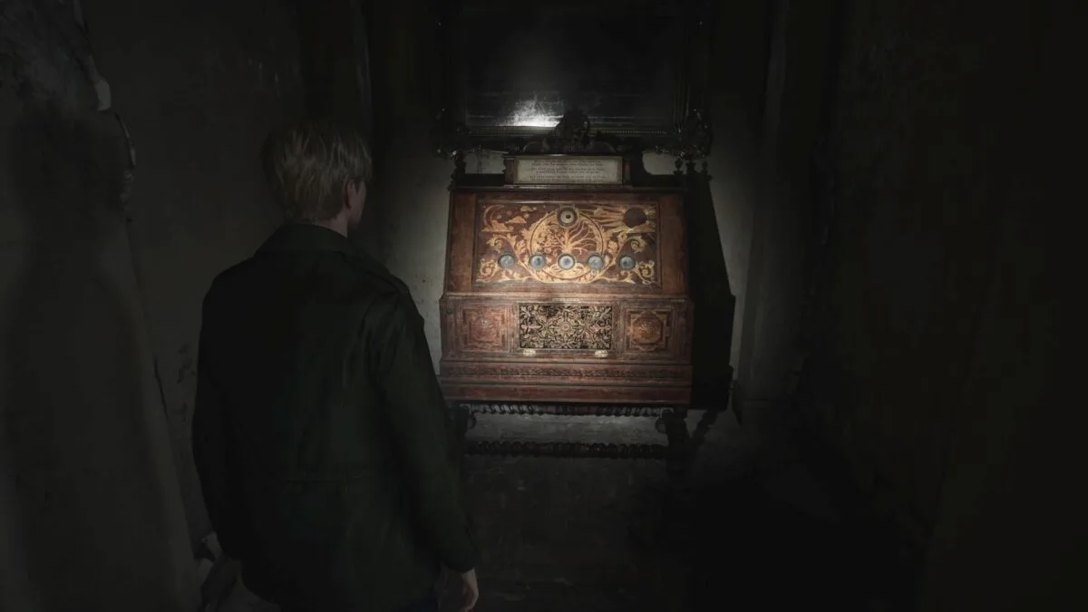 James steht in Silent Hill 2 vor einem alten, hölzernen Automaten.