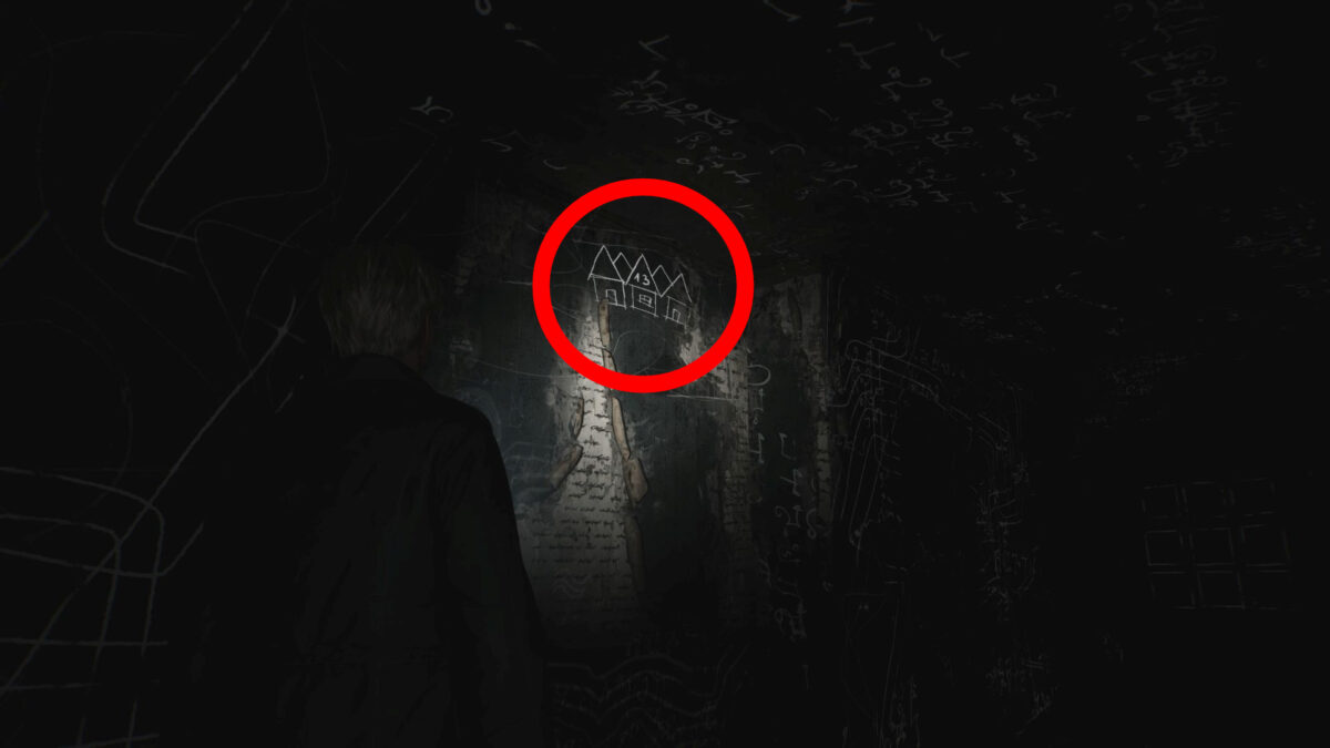 James steht in Silent Hill 2 in einem dunklen Raum. Die Zeichnung mehrerer Häuser ist mit einem roten Kreis umringt.