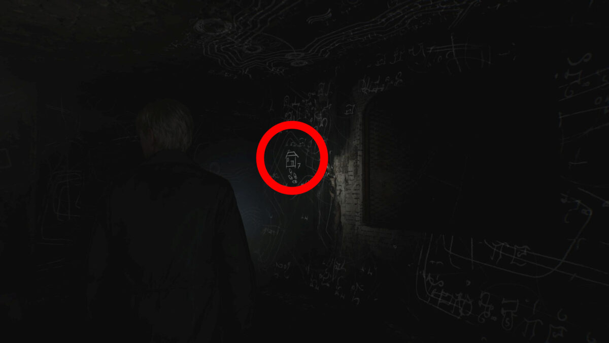 James steht in Silent Hill 2 in einem dunklen Raum. Die Zeichnung eines Hauses und Fußspuren ist mit einem roten Kreis umringt.