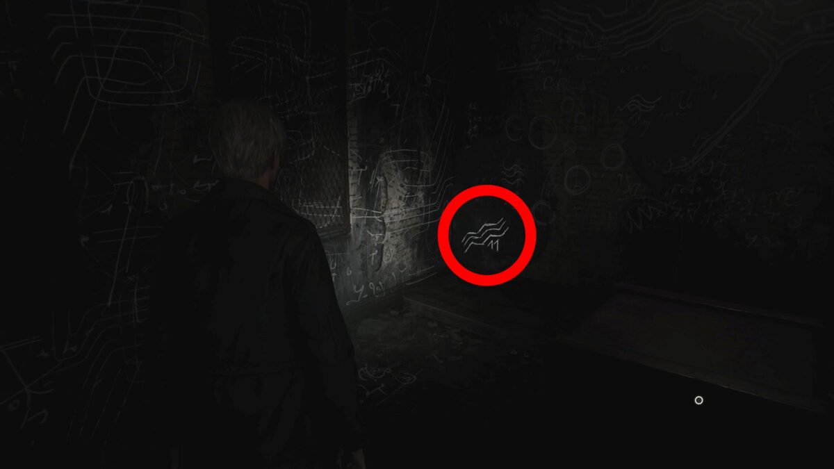 James steht in Silent Hill 2 in einem dunklen Raum. Die Zeichnung einer Welle ist mit einem roten Kreis umringt.