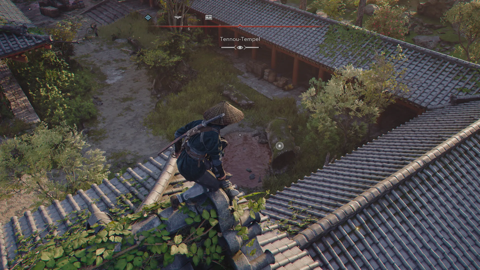 Eine Shinobi mit Strohhut schleicht über die Dächer einer Tempelanlage.