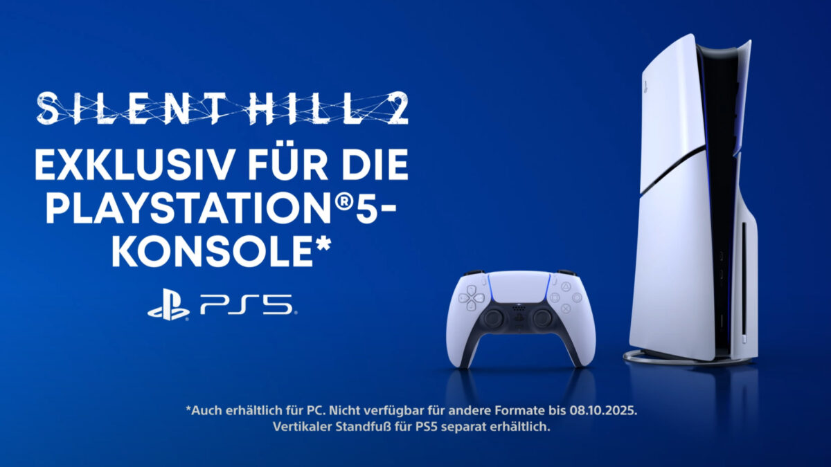 Eine Playstation 5 mit Controller auf blauem Hintergrund. Daneben ein weißer Schriftzug "Silent Hill 2 exklusiv für die Playstation 5 Konsole".