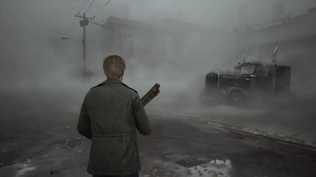 Der Held von Silent Hill 2 steht mit einem Knüppel in der Hand vor dem Truck, hinter dem eine Notiz zur Tastenfeld-Kombination am Gross Markt liegt.