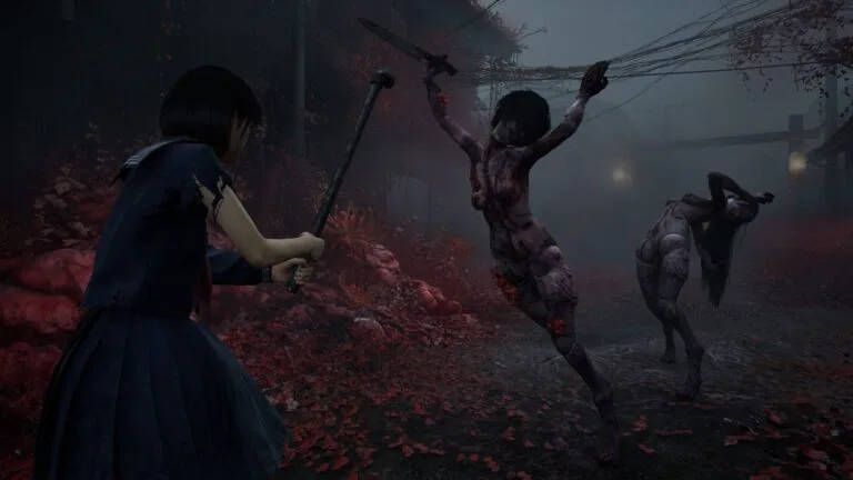 Eine Szene aus Silent Hill f zeigt, wie sich ein japanisches Mädchen gegen mehrere Monster mit einem Stahlrohr verteidigt.