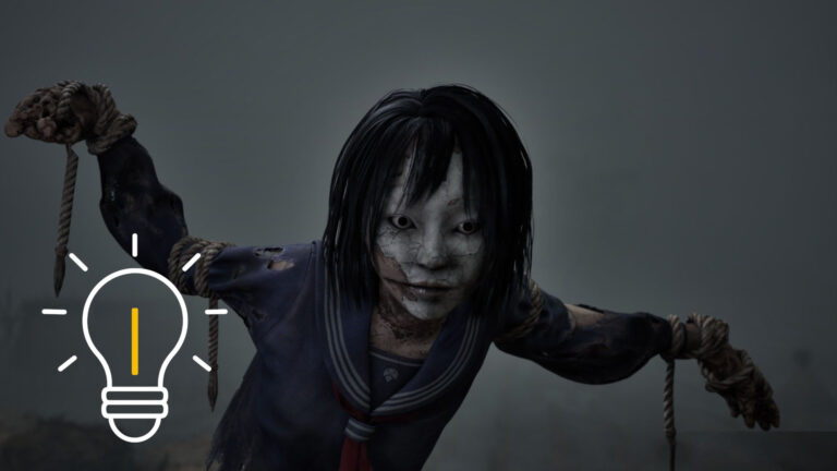 Silent Hill f Screenshot – Nahaufnahme einer Vogelscheuchen-Kreatur mit zersplittertem Puppengesicht und leerem Blick.