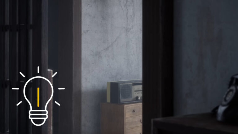 Ein Radio, das durch einen Türspalt zu sehen ist.