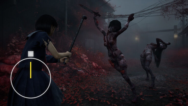 Eine Szene aus Silent Hill f zeigt, wie sich ein japanisches Mädchen gegen mehrere Monster mit einem Stahlrohr verteidigt.