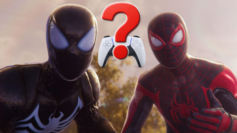 Miles Morales (links) und Peter Parker (rechts) in ihren schwarzen und rot-blauen Spider-Man-Anzügen. Zwischen den beiden schweiben ein PS5-Controller und ein rotes Fragezeichen.