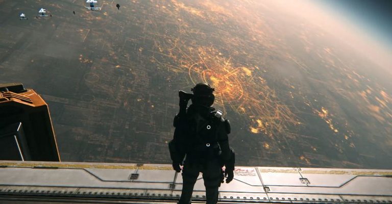 Spielercharakter in Star Citizen schaut von einer Raumstationsplattform auf den beleuchteten Stadtplaneten ArcCorp