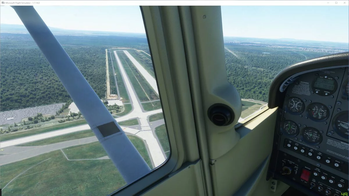 Blick aus der startenden Cessna auf die Startbahn West des Frankfurter Flughafens im Flight Simulator 2020 