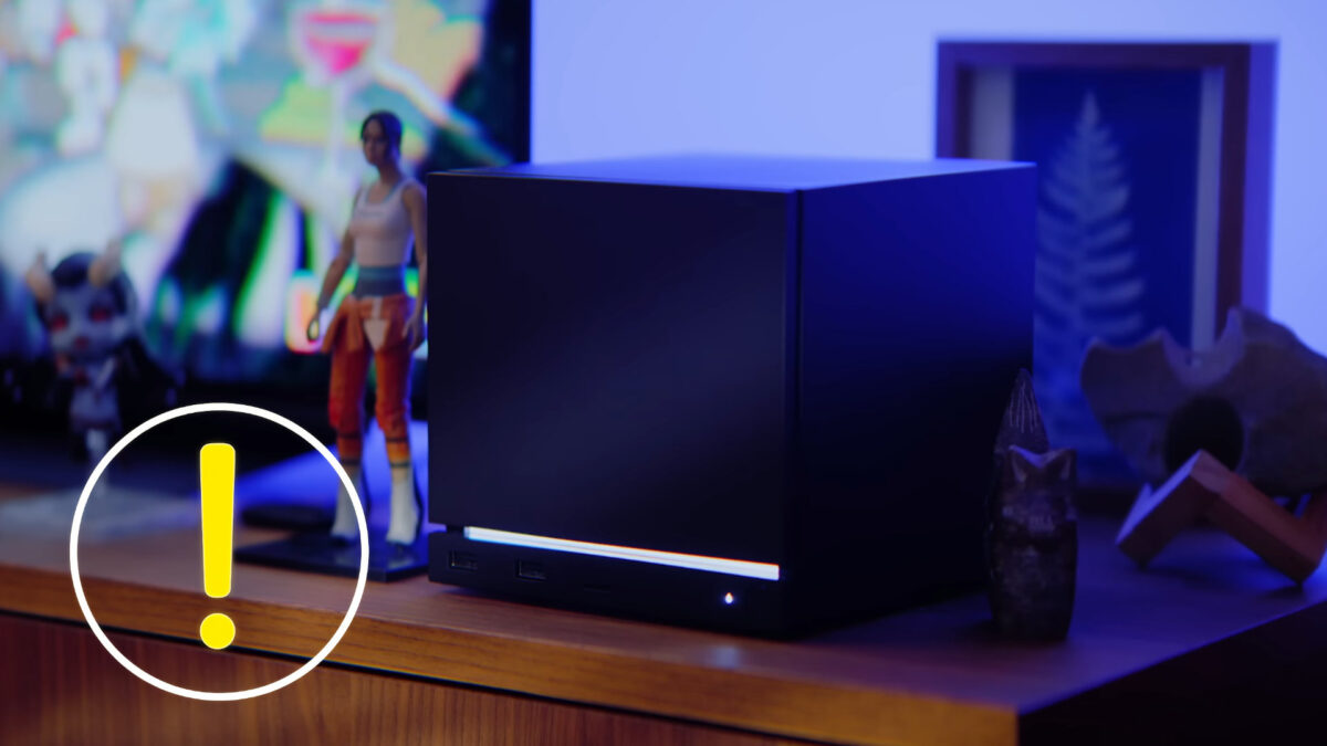 Die Steam Machine steht auf einem Schrank neben einer Gaming-Figur.