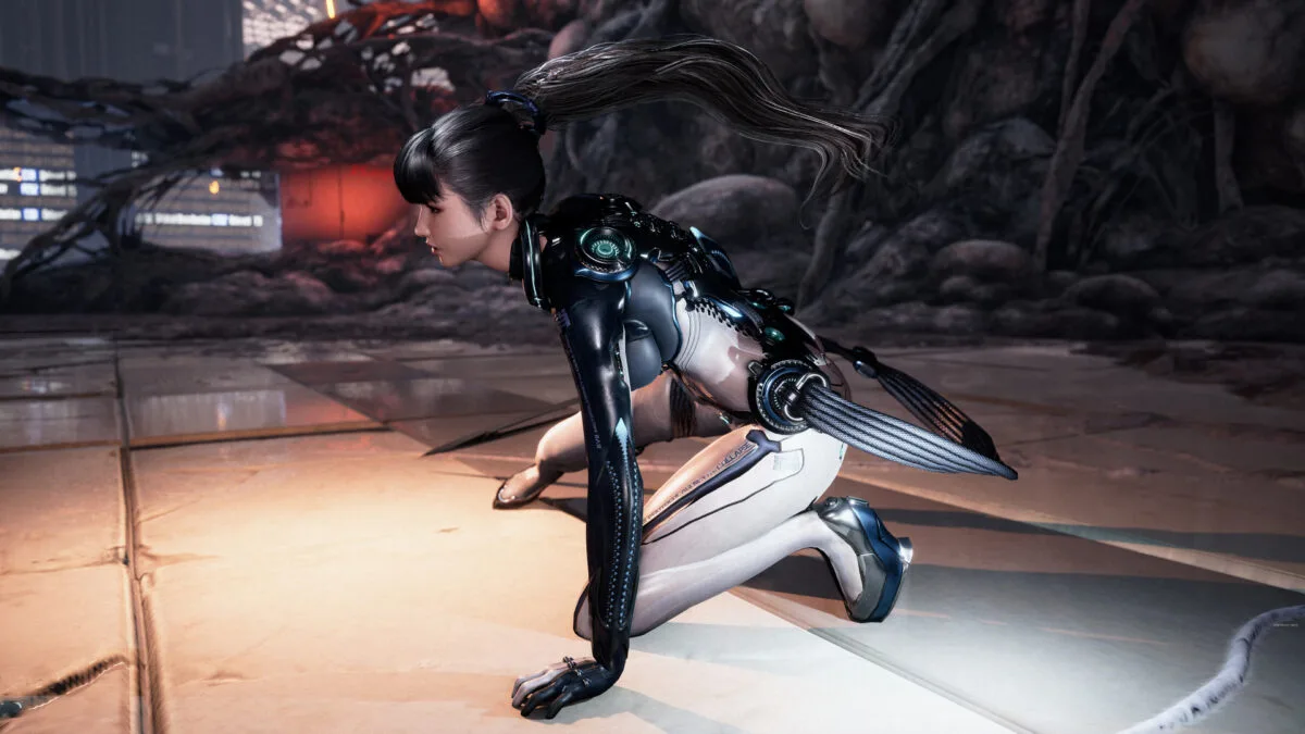 Eve in Kampfposition, während sie sich mit dem Arm auf dem Boden abstützt.
