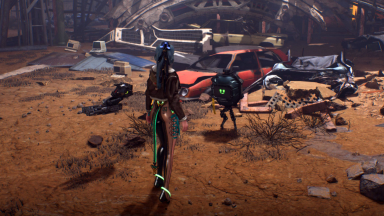 Protagonistin Eve steht in Stellar Blade auf einem Schrottplatz und spricht mit einer kleinen Drohne mit Grinsegesicht.