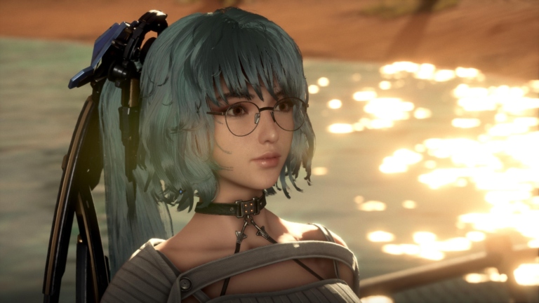 Protagonistin Eve steht in Stellar Blade mit türkisen Haaren und Brille vor einem in der Sonne funkelnden See.