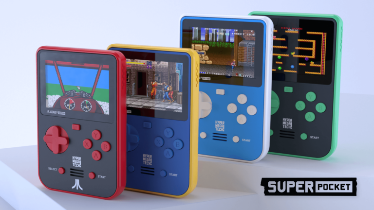 Vier Modelle der Retro-Handheld-Reihe SuperPocket.