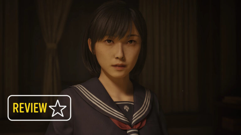 Ein japanisches Mädchen in Schuluniform.