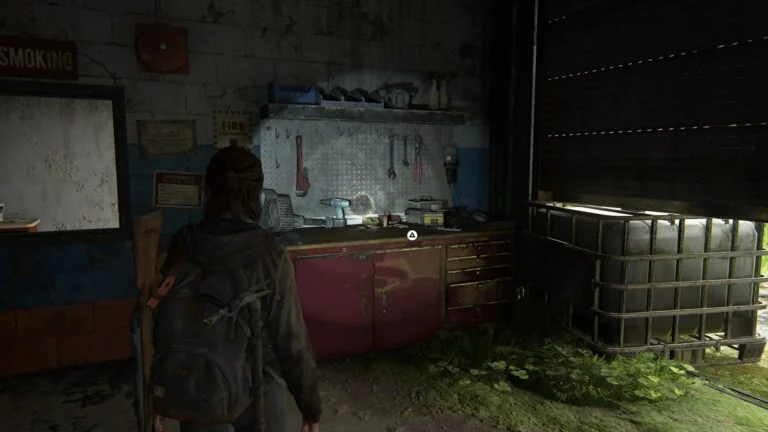 Ellie steht vor der Werkbank in der Tankstelle in Capitol Hill in The Last of Us 2