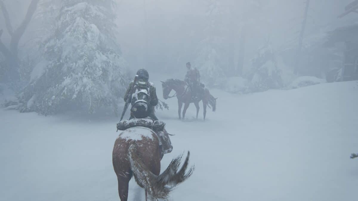 In dichtem Schneegestöber stehen sich zwei berittene Pferde gegenüber