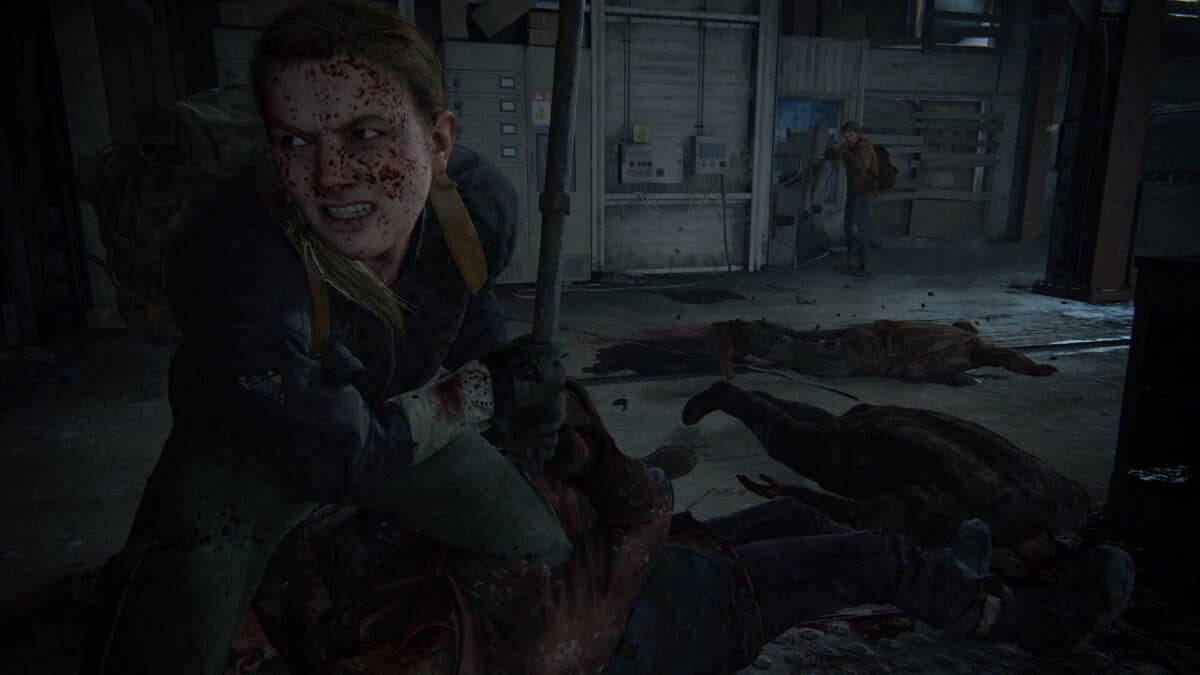 Abby steht über einem Berg Leichen mit einem Stahlrohr in der Hand (The Last of Us Part II).