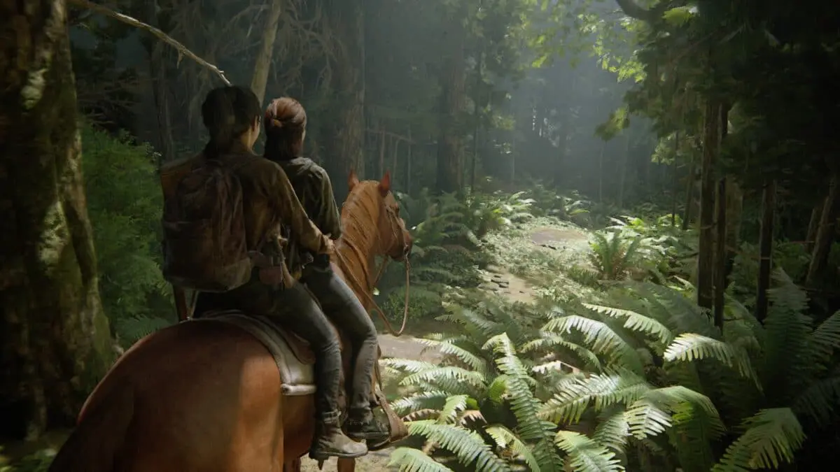 Ellie und Dina reiten auf einem Pferd durch einen Wald in The Last of Us 2.