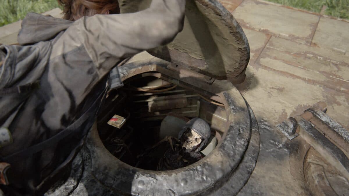 Ellie öffnet in The Last of Us 2 die Luke eines Panzers und findet das Skelett eines Soldaten darin.