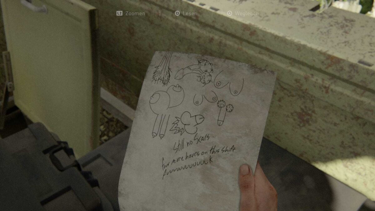 Ellie hält in The Last of Us Part 2 einen Zettel mit obszönen Schmierereien in der Hand.