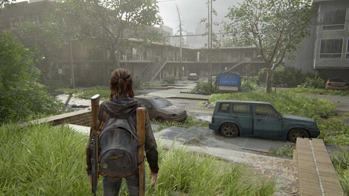 Ellie blickt in The Last of Us Part 2 auf eine verlassene Motel-Anlage namens Capitol Inn.