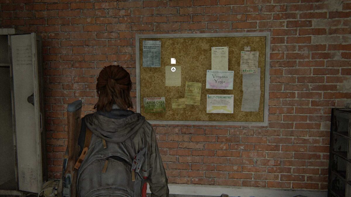 Ellie steht in The Last of Us Part 2 vor einer Pinnwand, die an einer Ziegelwand hängt.