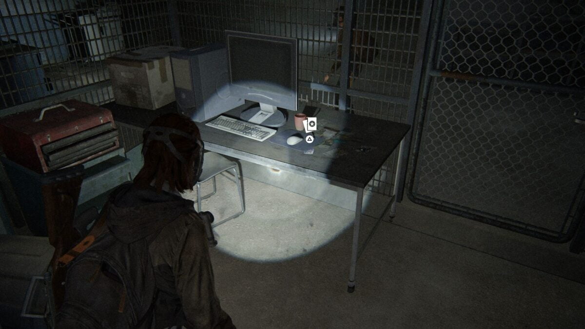 Ellie steht in The Last of Us Part 2 vor einem Schreibtisch auf dem einem Schreibtisch, auf dem eine Superhelden-Sammelkarte liegt.