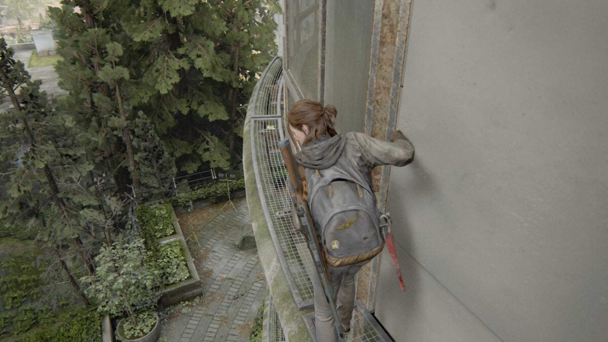 Ellie klettert die Hauswand des Senders Kanal 13 in The Last of Us Part 2 entlang.