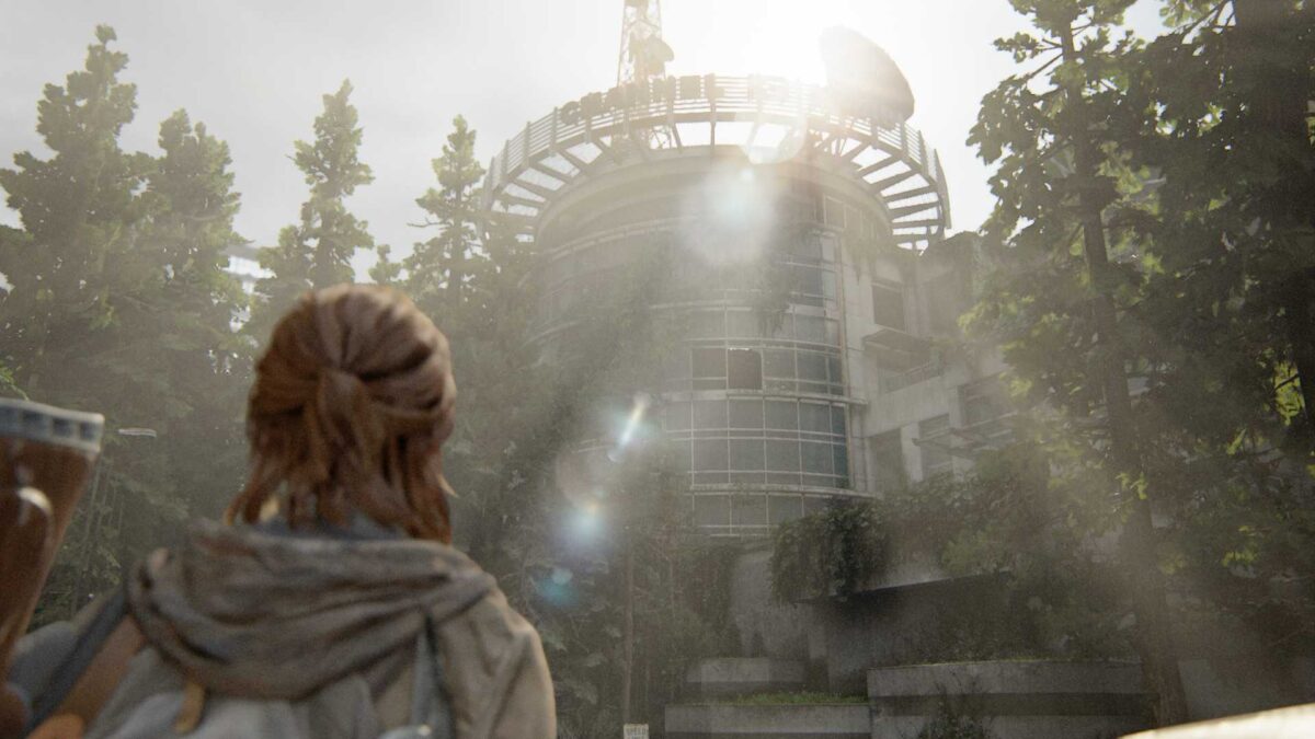 Ellie steht vor dem Sendegebäude von Kanal 13 in The Last of Us Part 2.