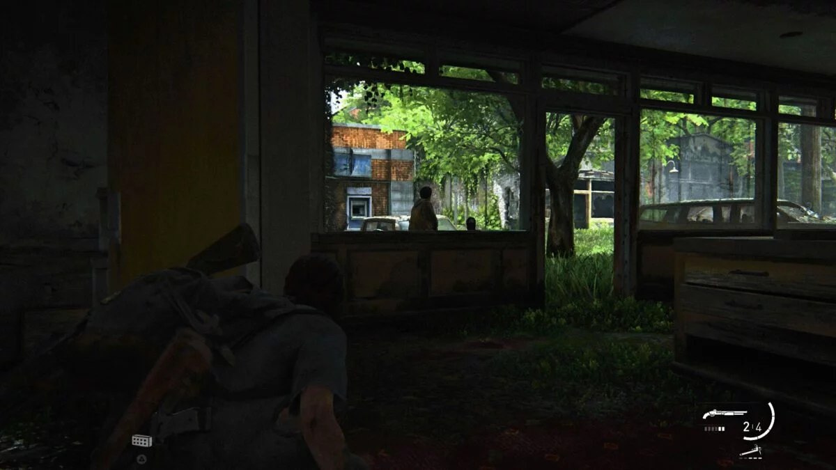 Ellie versteckt sich in einem der Läden von Hillcrest vor den WLFs in The Last of Us Part 2.