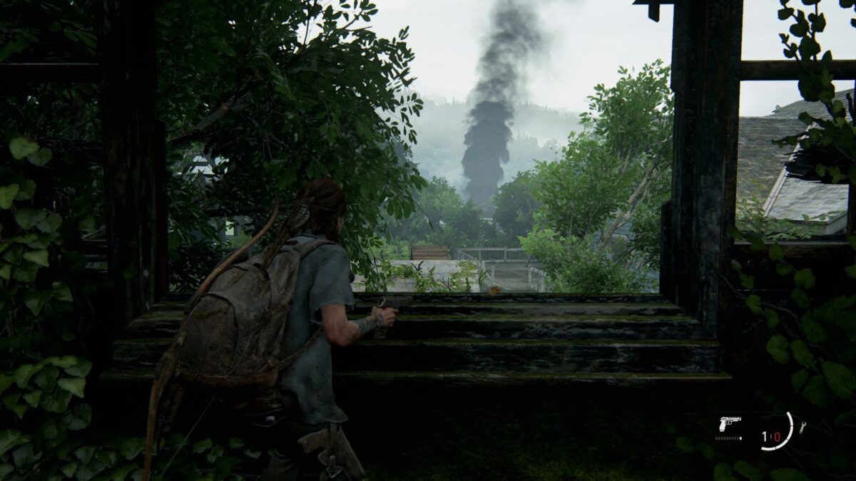 Ellie sieht schwarzen Rauch im Viertel Hillcrest in The Last of Us Part 2 aufziehen. 