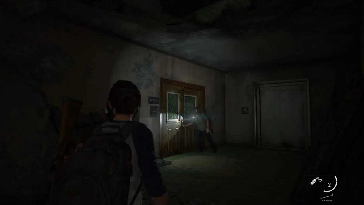 Ellie und Joel schleichen in The Last of Us Part 2 durch die sporenverseuchten Gänge eines Hotels.